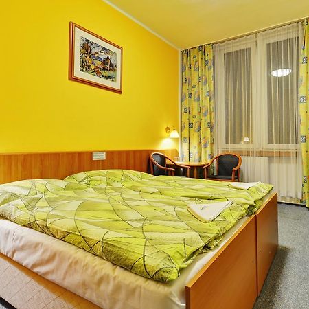 Hotel Slunce Хавличкув Брод Екстериор снимка