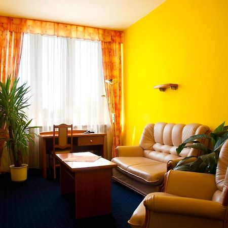 Hotel Slunce Хавличкув Брод Екстериор снимка