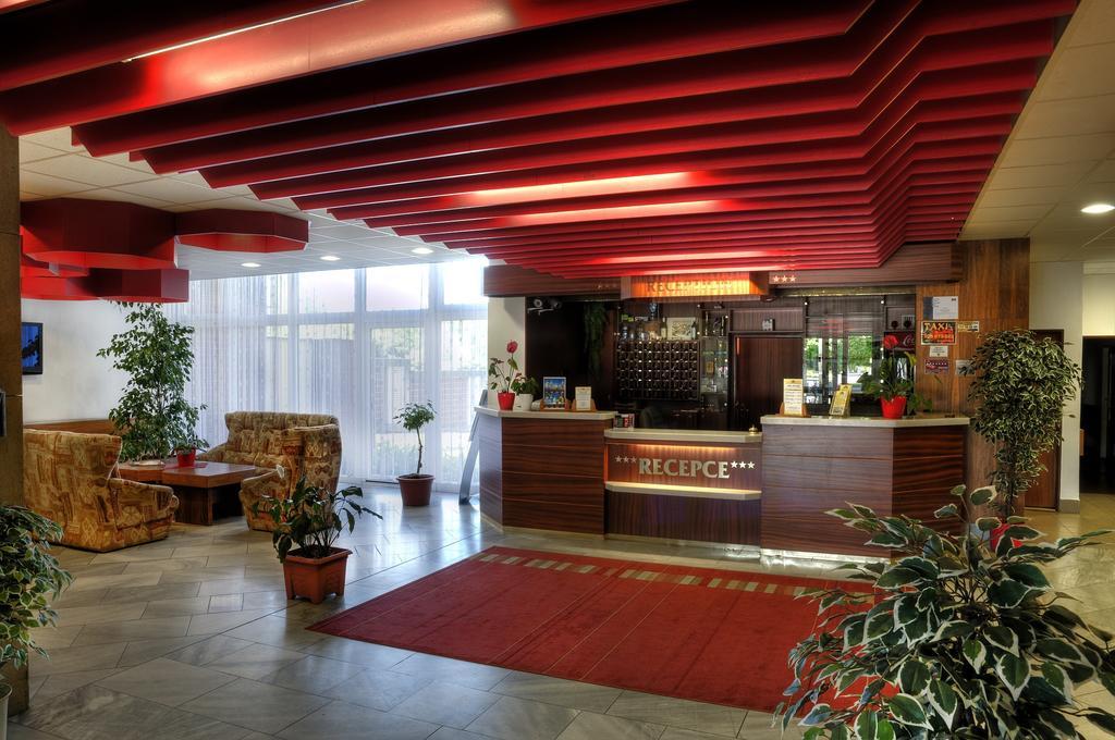 Hotel Slunce Хавличкув Брод Екстериор снимка