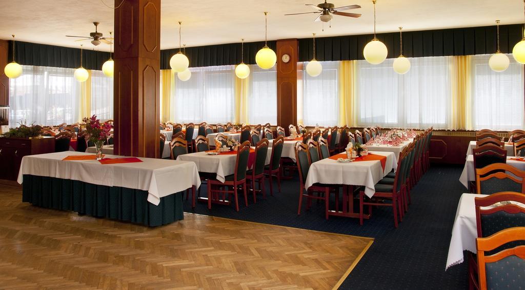 Hotel Slunce Хавличкув Брод Екстериор снимка