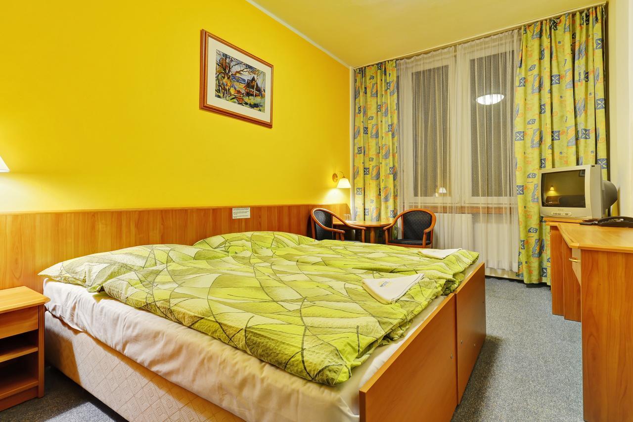 Hotel Slunce Хавличкув Брод Екстериор снимка
