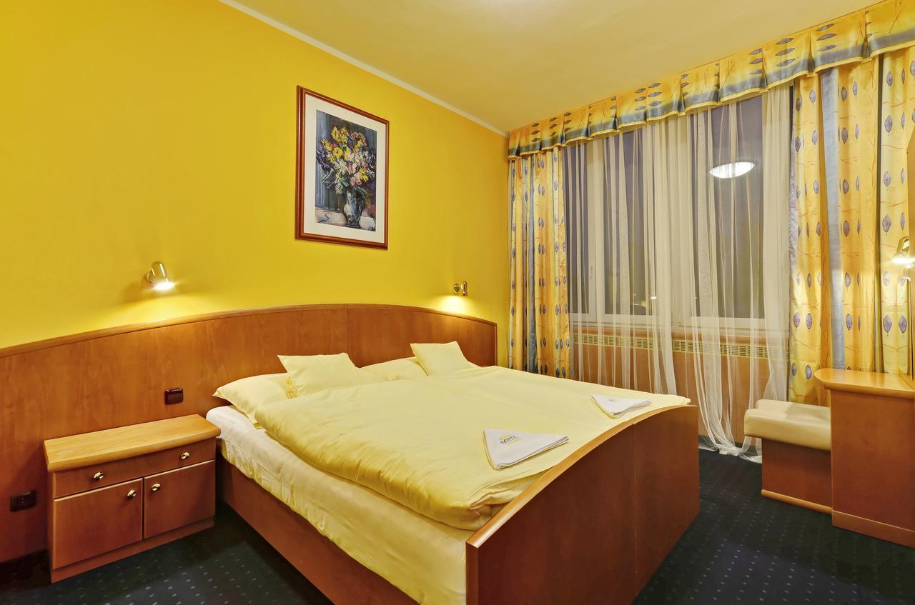 Hotel Slunce Хавличкув Брод Екстериор снимка