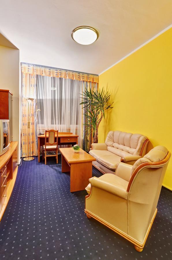 Hotel Slunce Хавличкув Брод Екстериор снимка