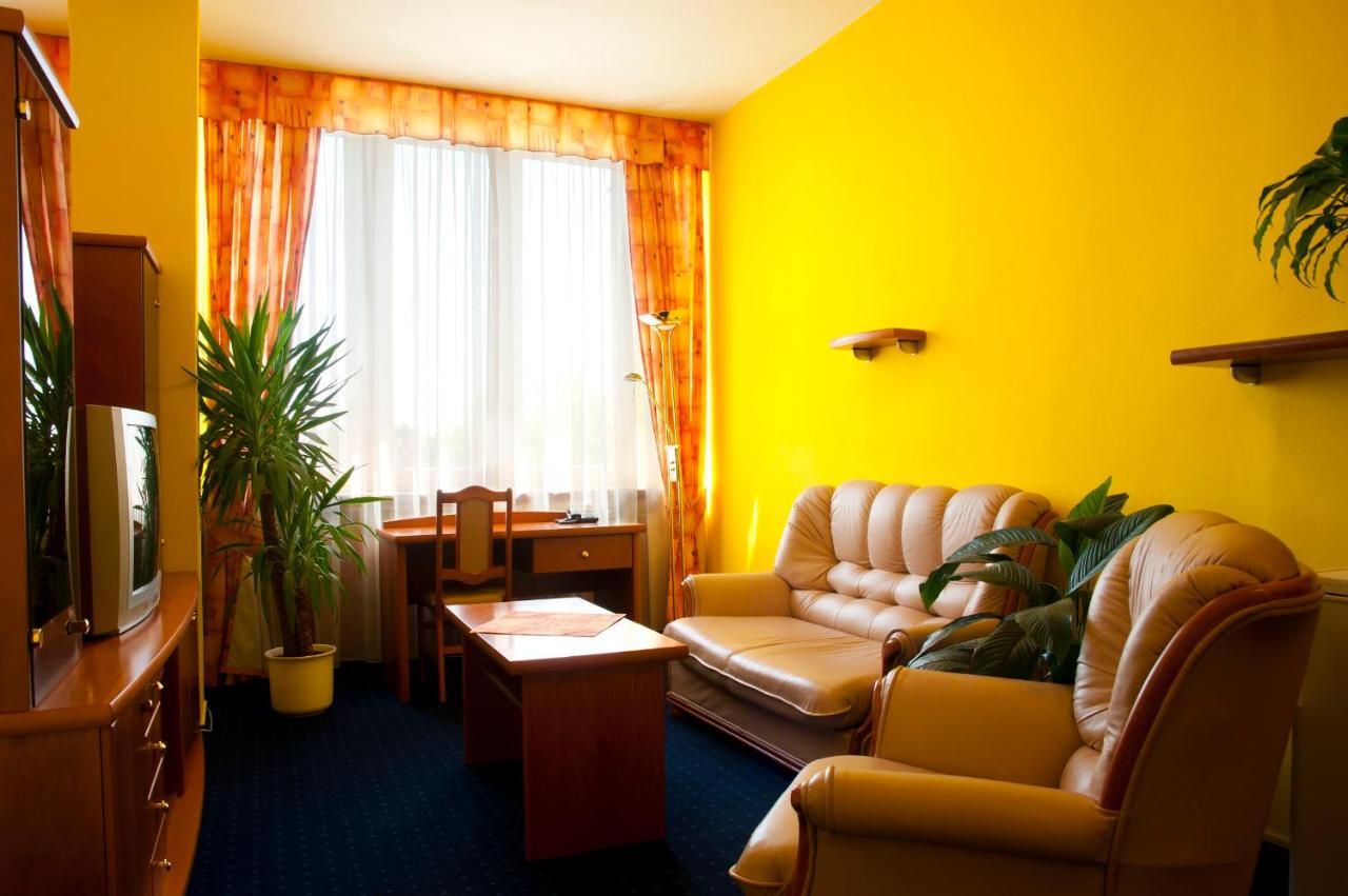 Hotel Slunce Хавличкув Брод Екстериор снимка